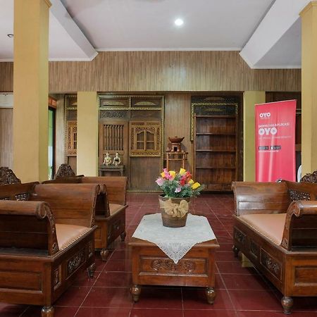 Oyo 585 Hotel Perwita Sari Джокьякарта Экстерьер фото