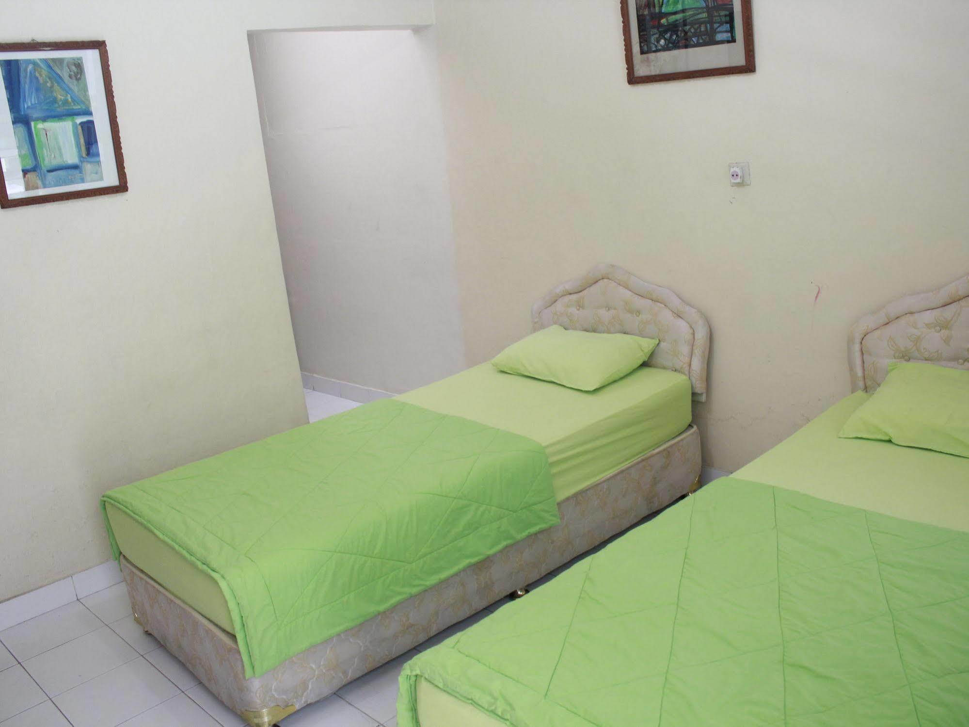 Oyo 585 Hotel Perwita Sari Джокьякарта Экстерьер фото