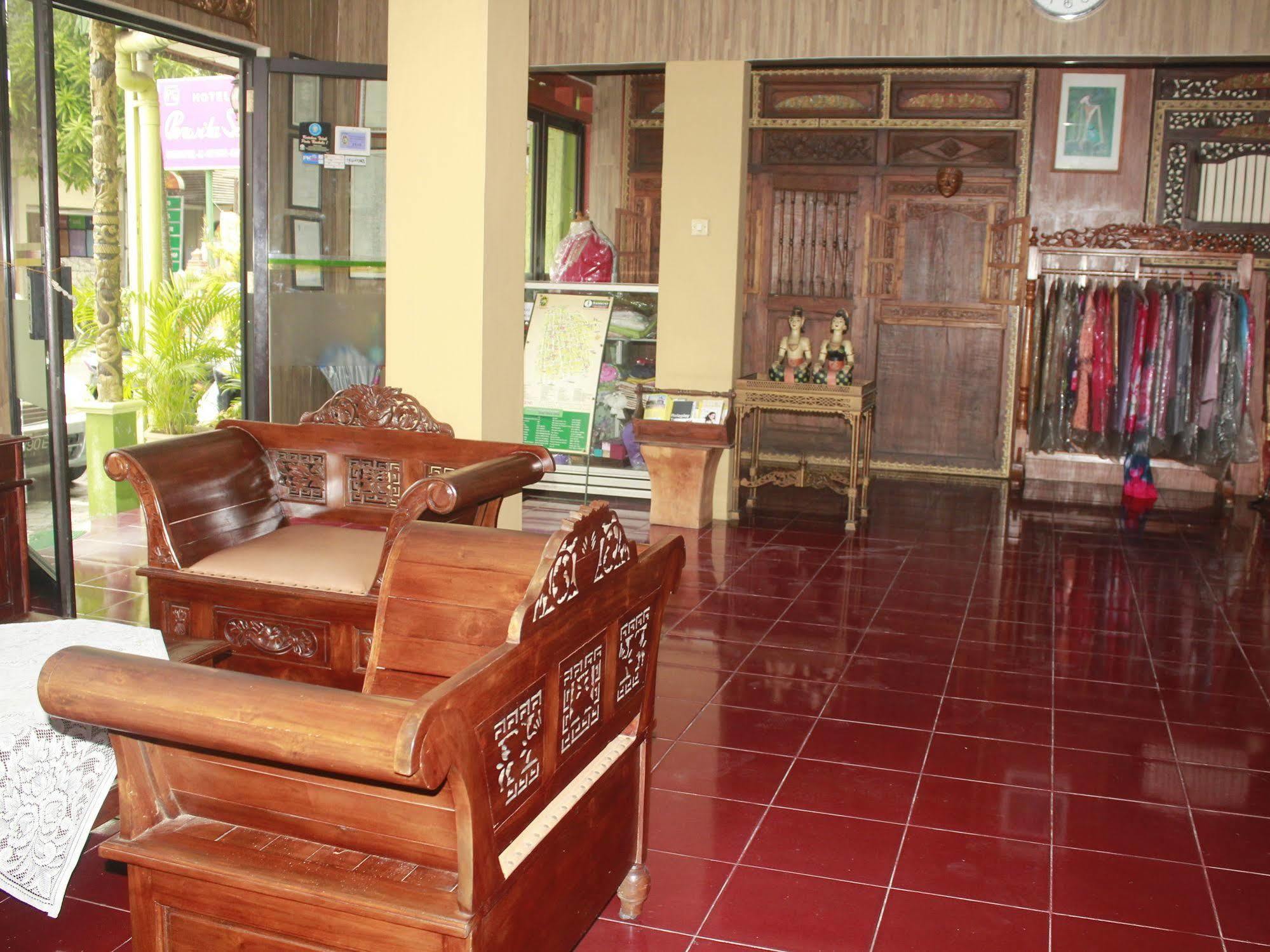 Oyo 585 Hotel Perwita Sari Джокьякарта Экстерьер фото