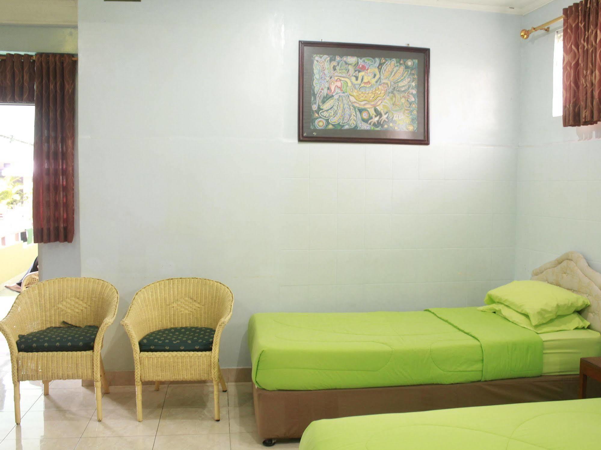 Oyo 585 Hotel Perwita Sari Джокьякарта Экстерьер фото