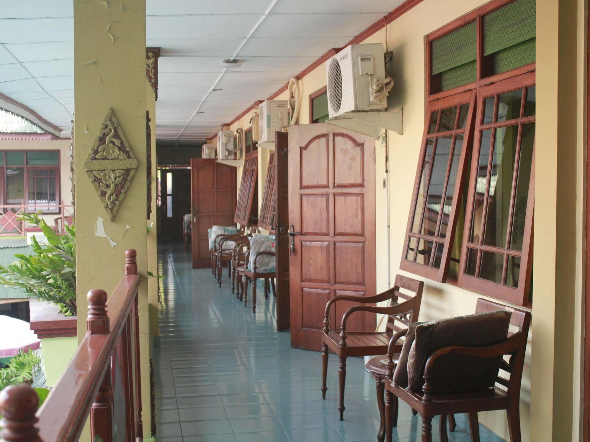 Oyo 585 Hotel Perwita Sari Джокьякарта Экстерьер фото