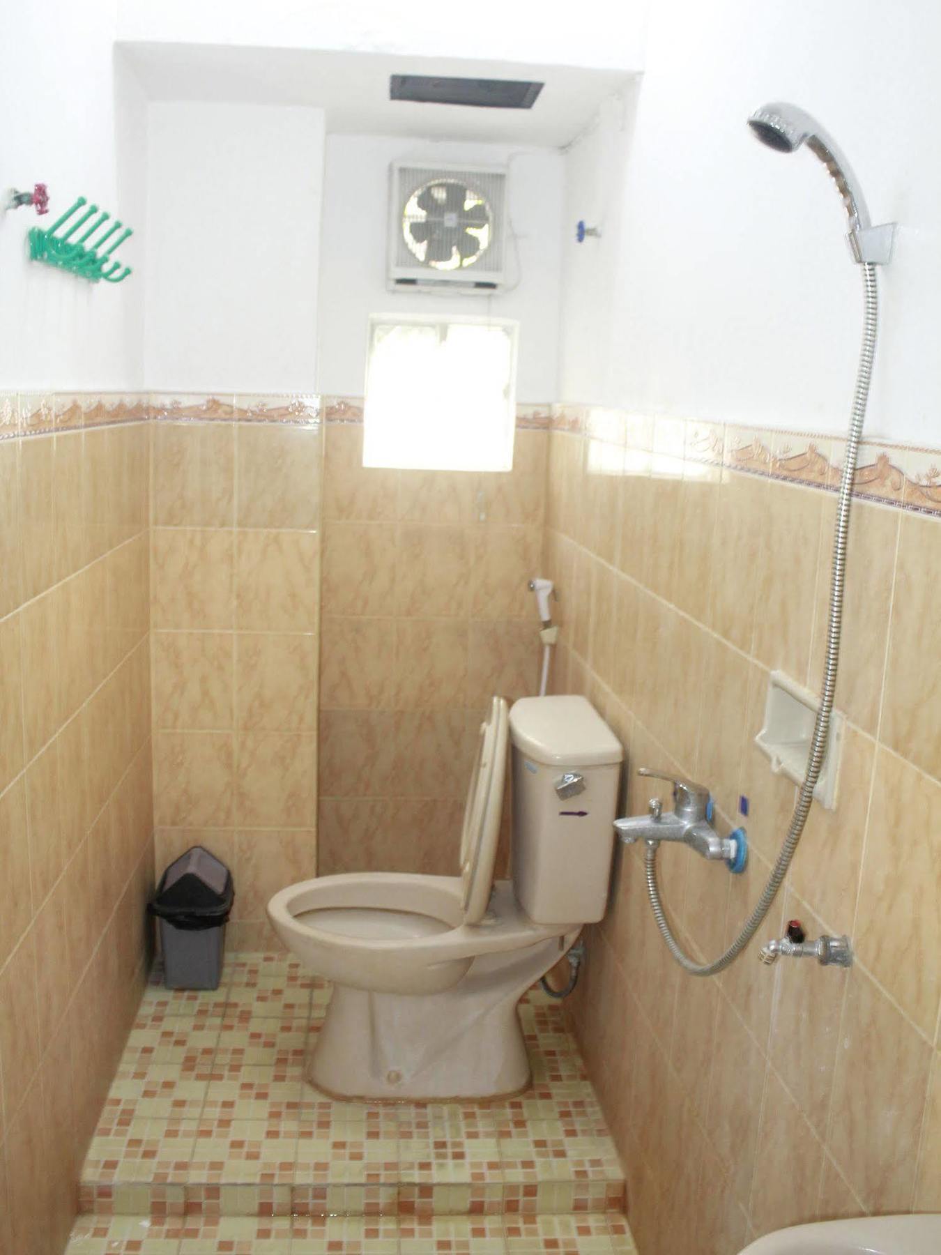 Oyo 585 Hotel Perwita Sari Джокьякарта Экстерьер фото