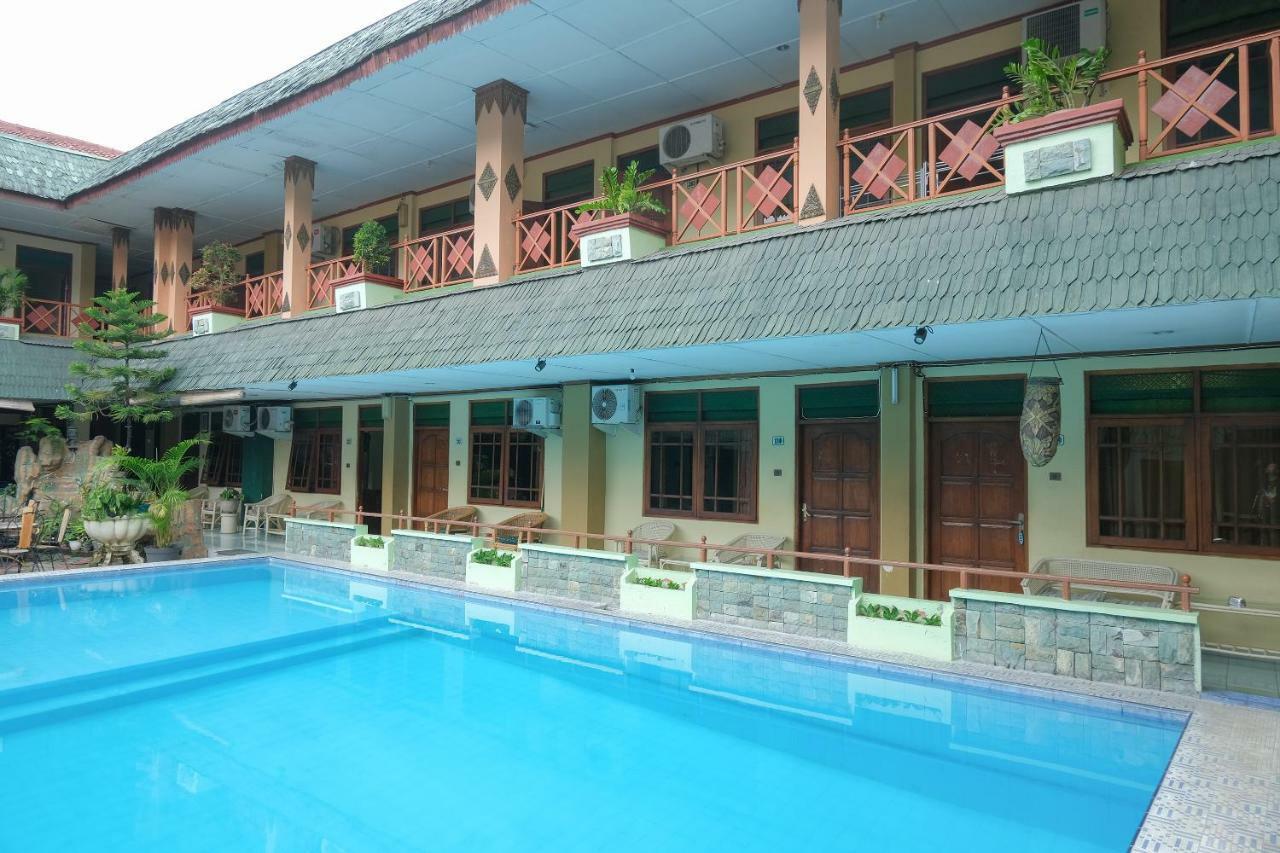 Oyo 585 Hotel Perwita Sari Джокьякарта Экстерьер фото