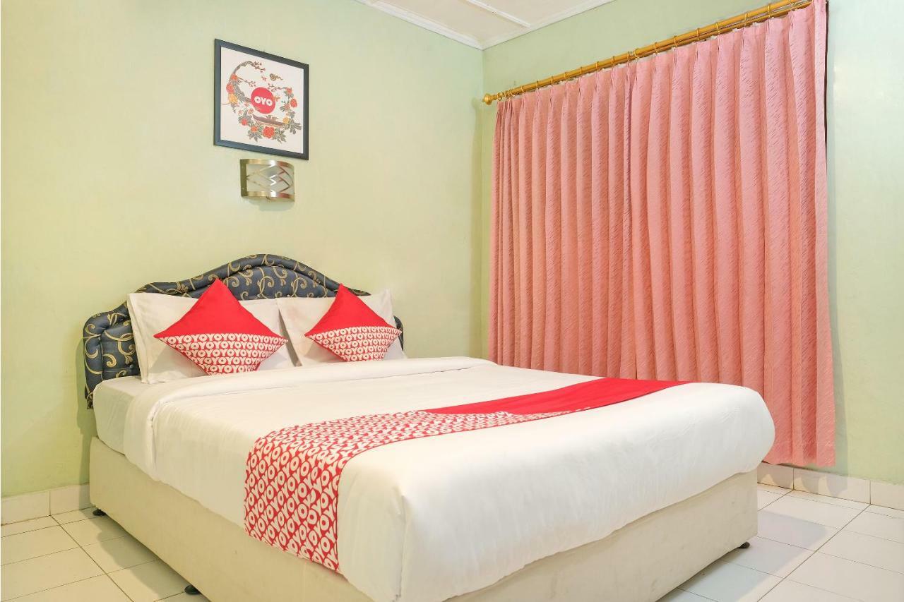 Oyo 585 Hotel Perwita Sari Джокьякарта Экстерьер фото