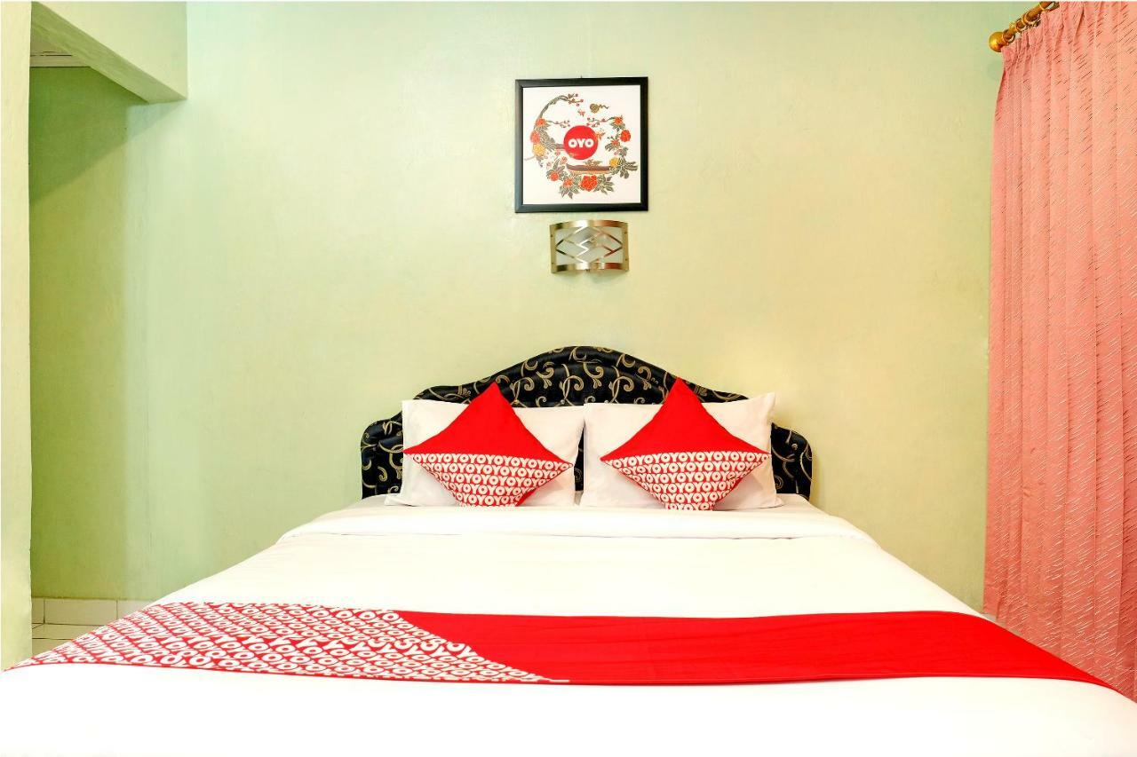 Oyo 585 Hotel Perwita Sari Джокьякарта Экстерьер фото