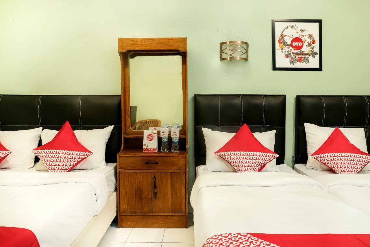 Oyo 585 Hotel Perwita Sari Джокьякарта Экстерьер фото