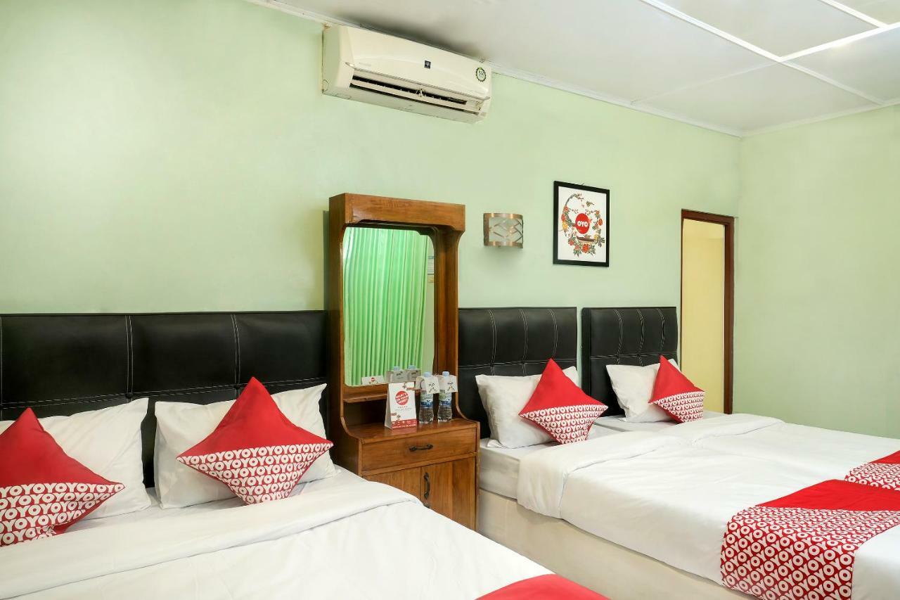 Oyo 585 Hotel Perwita Sari Джокьякарта Экстерьер фото
