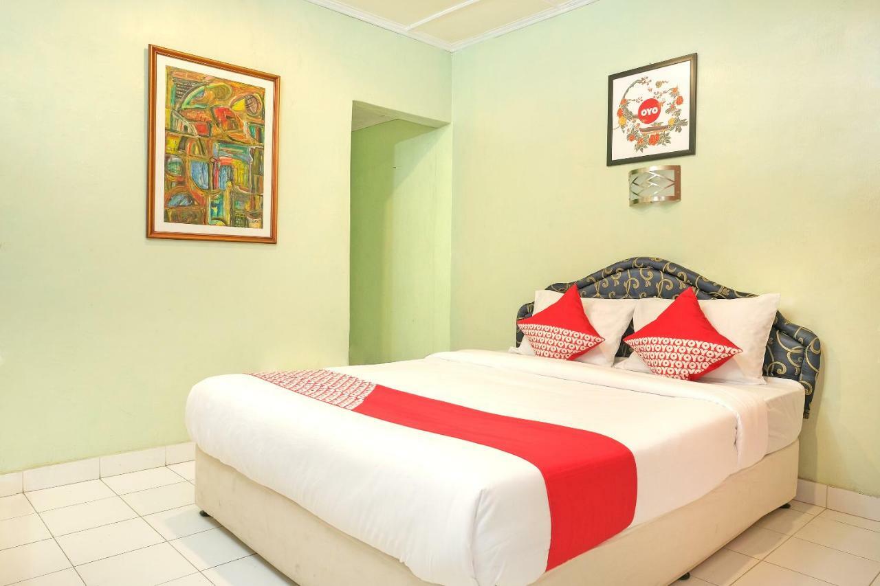Oyo 585 Hotel Perwita Sari Джокьякарта Экстерьер фото