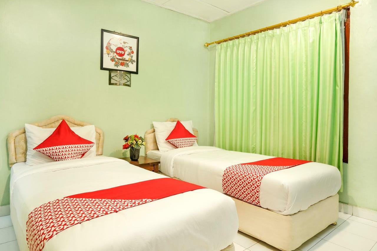 Oyo 585 Hotel Perwita Sari Джокьякарта Экстерьер фото