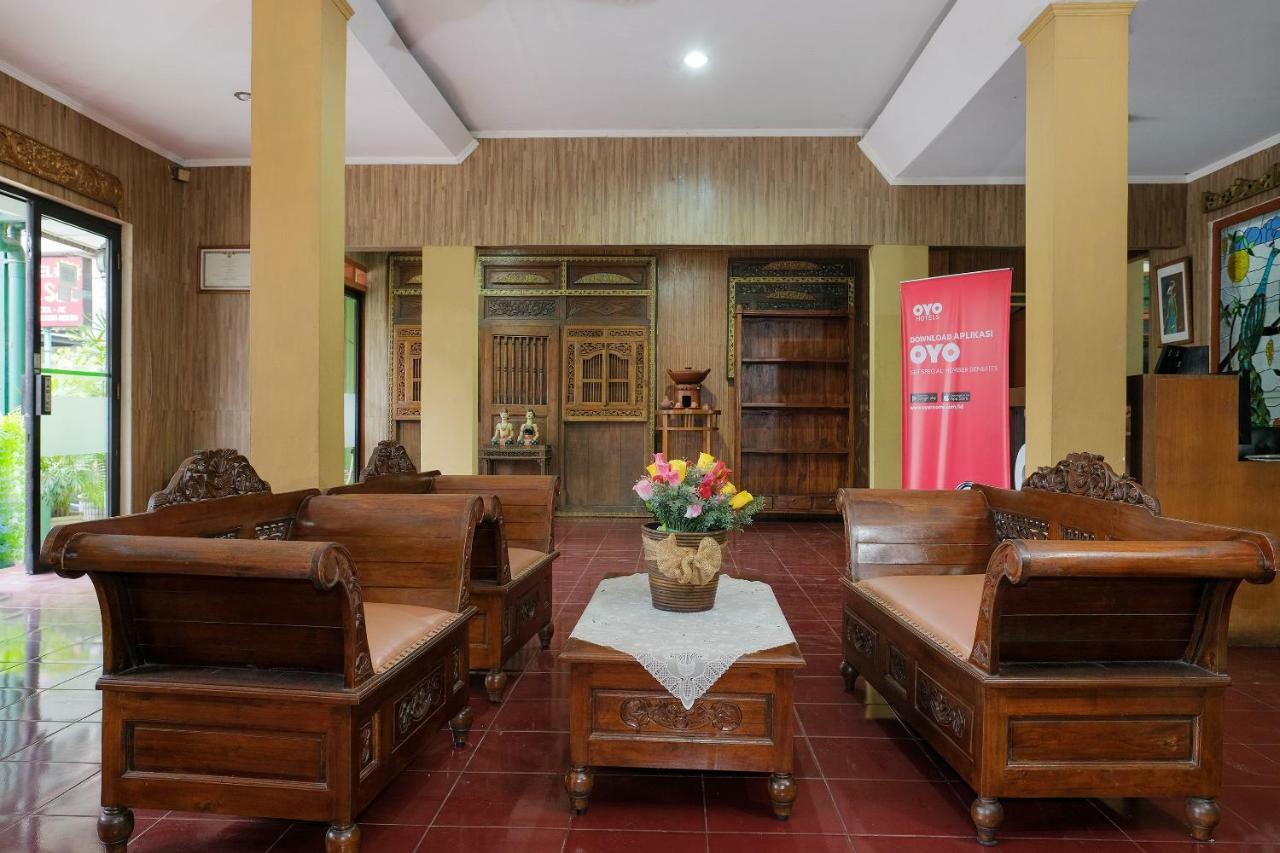 Oyo 585 Hotel Perwita Sari Джокьякарта Экстерьер фото