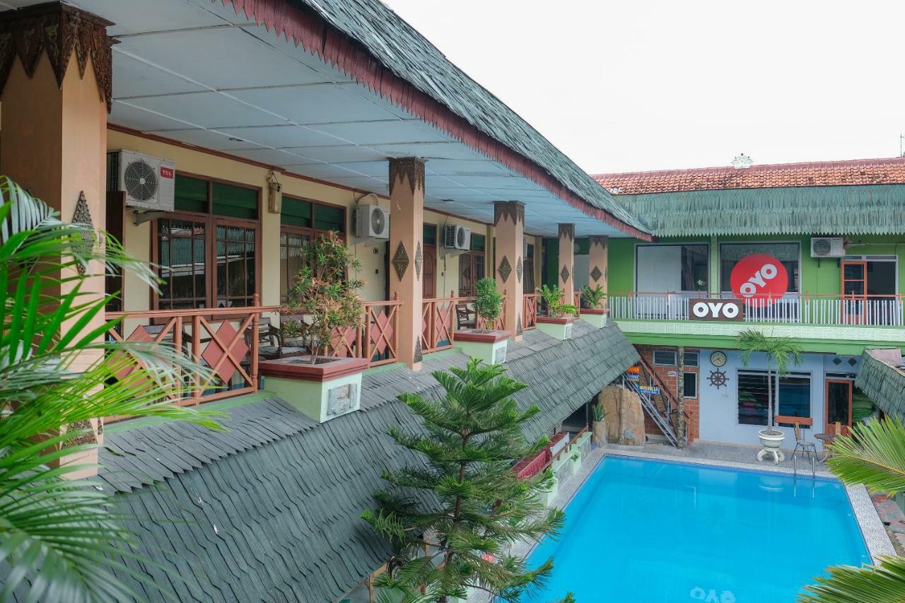 Oyo 585 Hotel Perwita Sari Джокьякарта Экстерьер фото